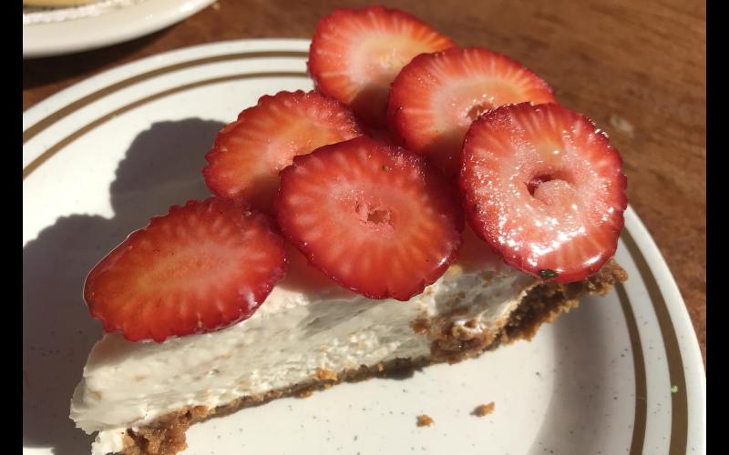 cream cheese pie with strawberries